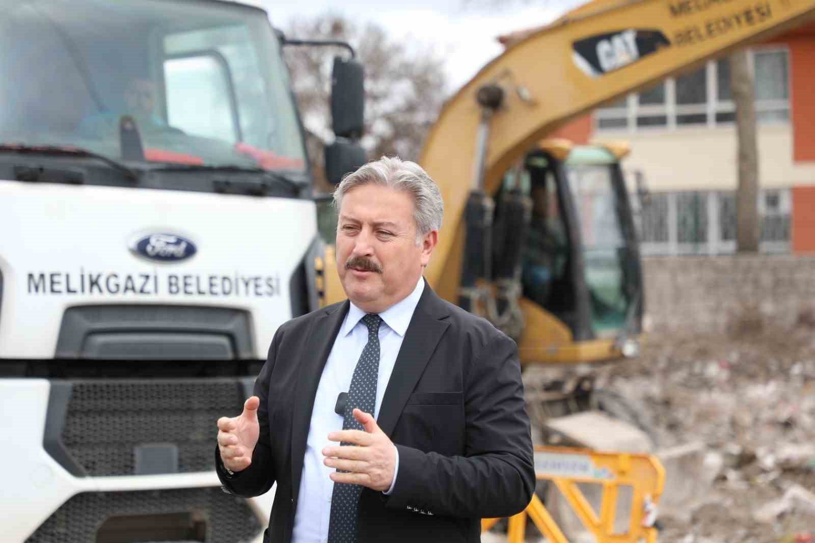 Melikgazi Belediyesi ilçedeki metruk yapıların yıkımına devam ediyor