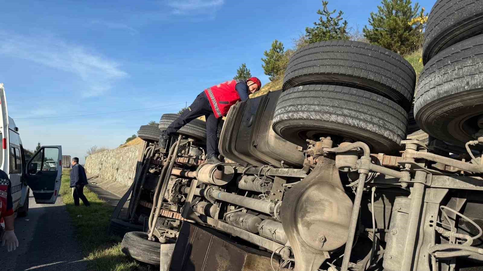 Kontrolden çıkan tanker yan yattı: 1 yaralı