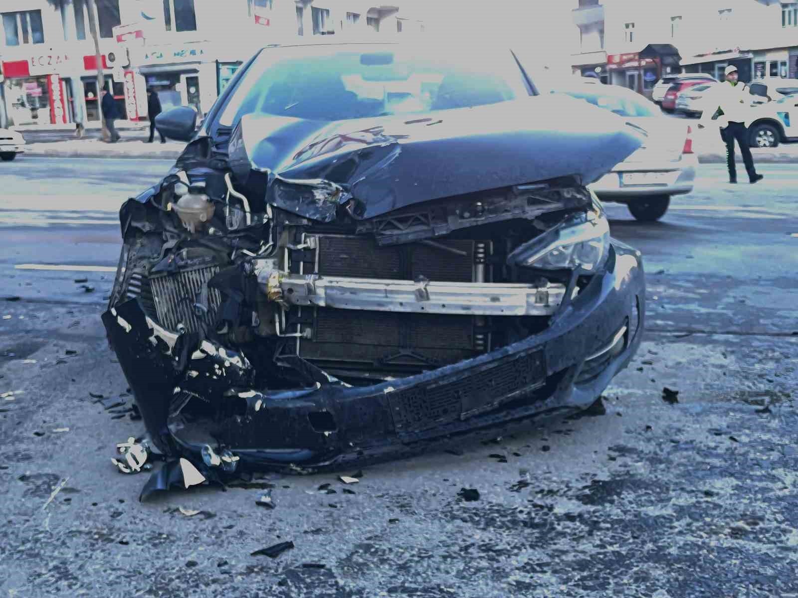 Bitlis’te otomobil ile motosiklet kafa kafaya çarpıştı: 1 yaralı