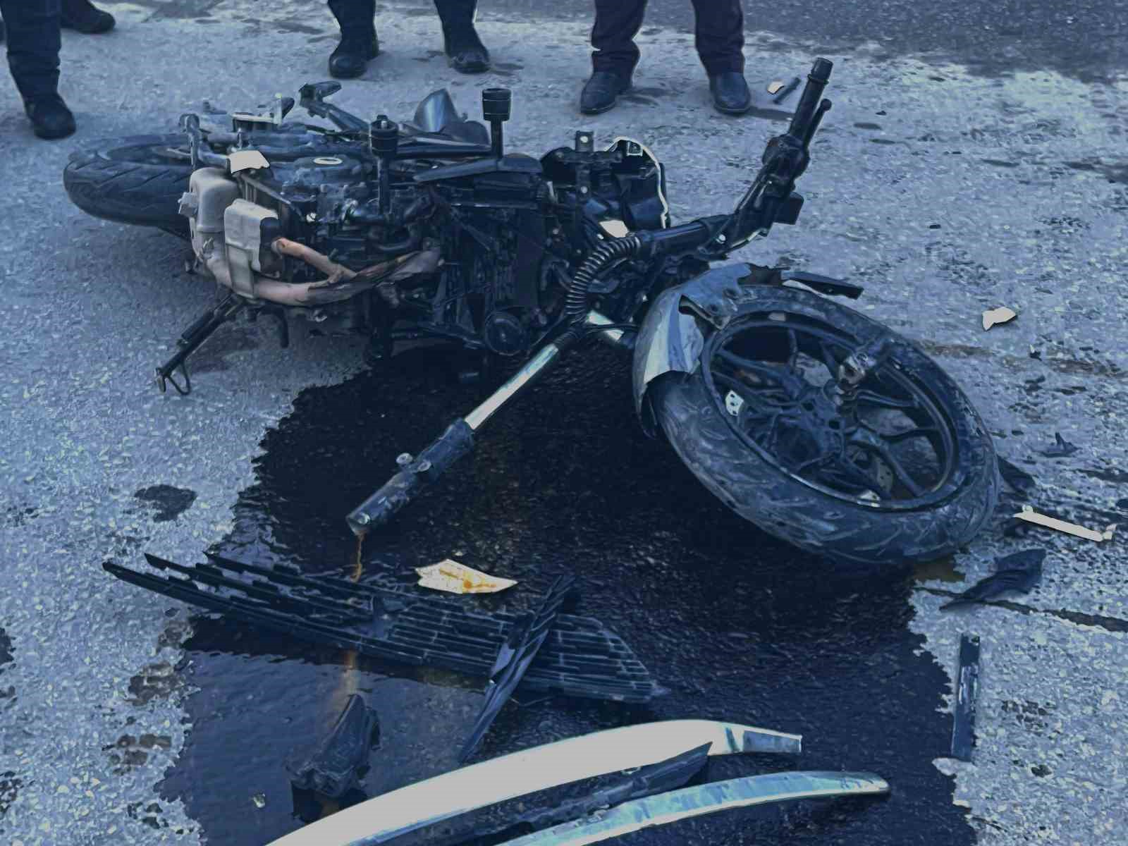 Bitlis’te otomobil ile motosiklet kafa kafaya çarpıştı: 1 yaralı