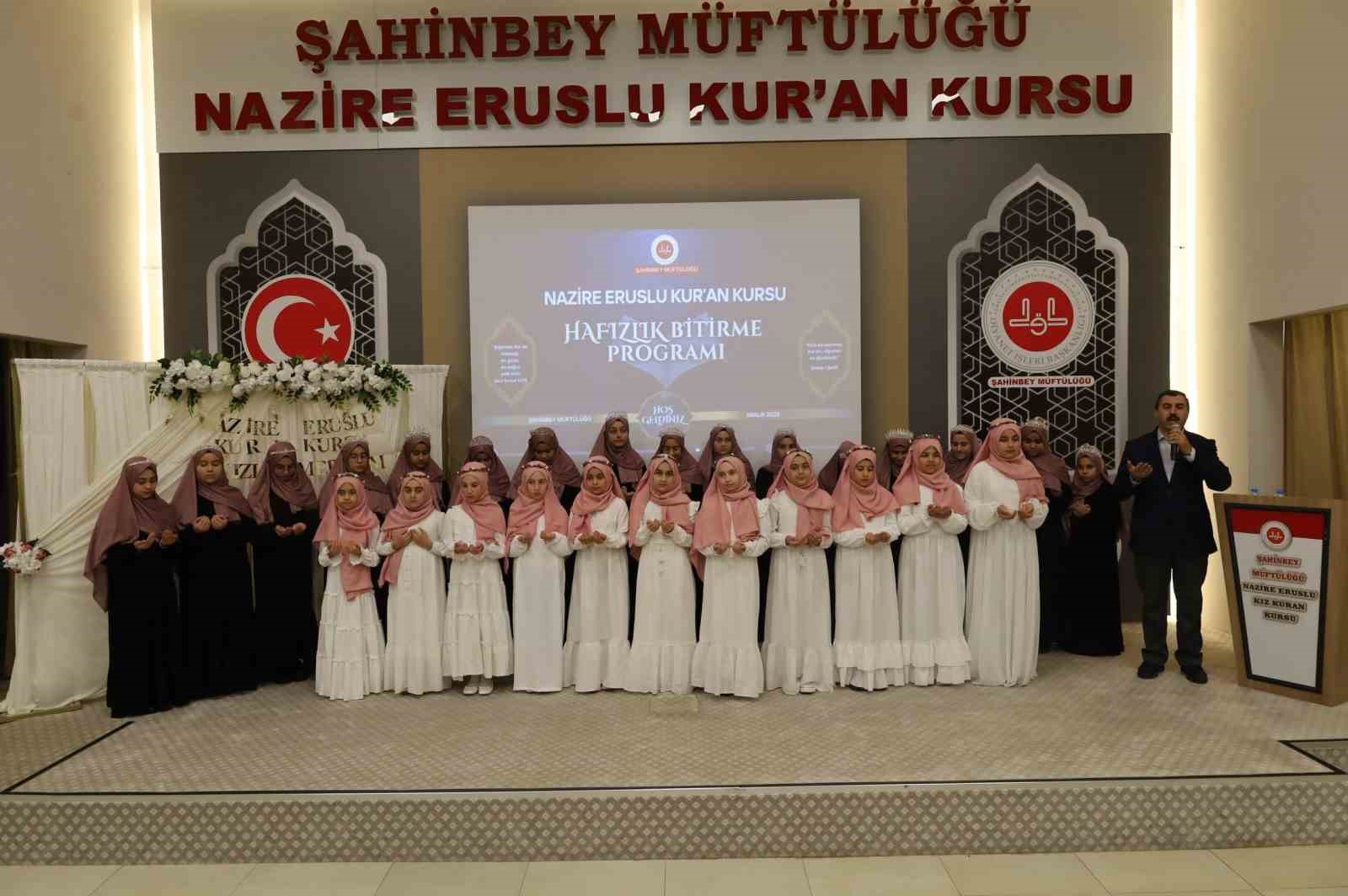 Gaziantep’te 16 öğrenci icazet merasiminde hafızlık belgelerini aldı