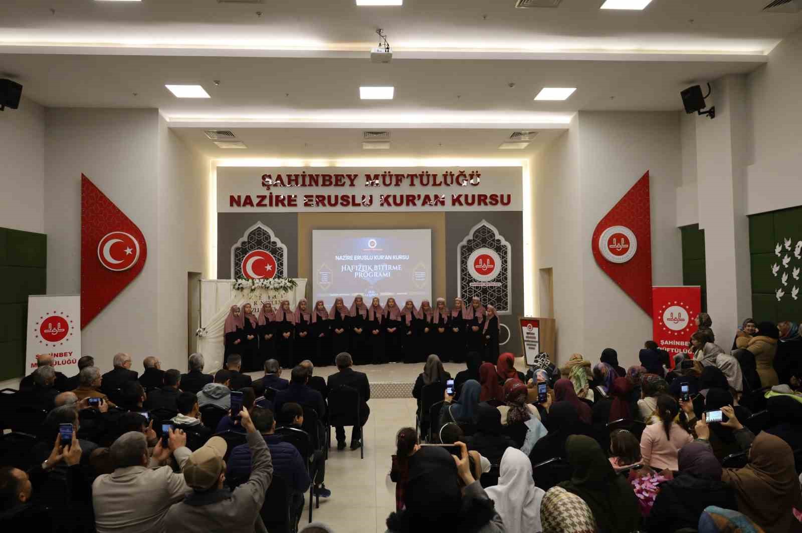 Gaziantep’te 16 öğrenci icazet merasiminde hafızlık belgelerini aldı