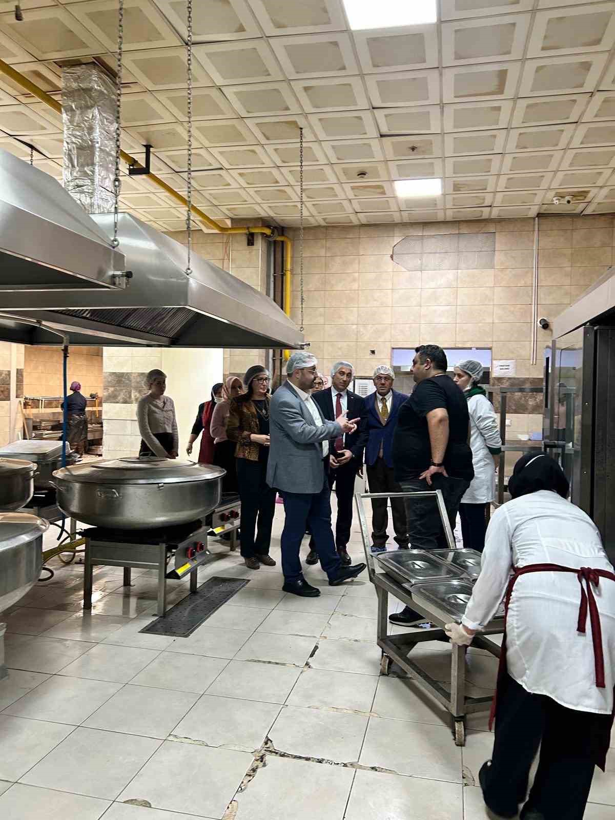 Öğrenci yurtlarında bulunan kantin, mutfak ve lokantalar denetlendi