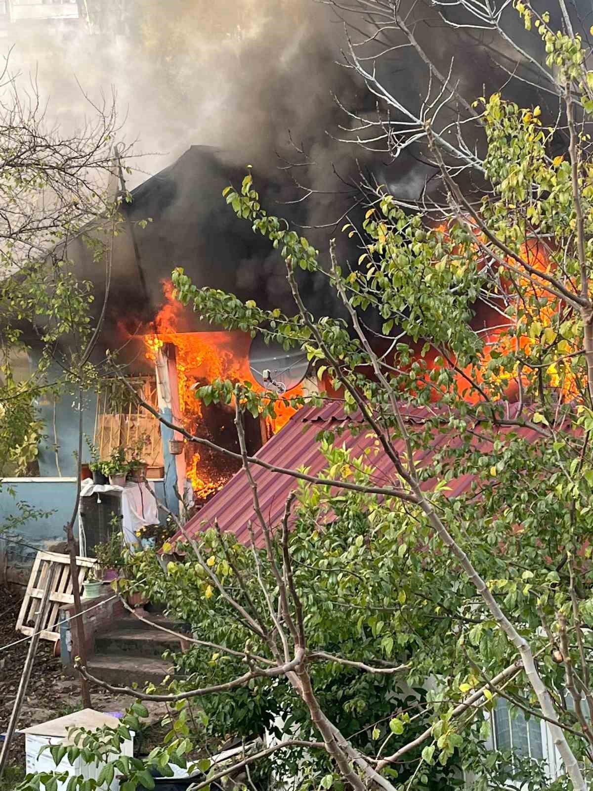 Çakmağı doldururken hem kendini hem de evi yaktı