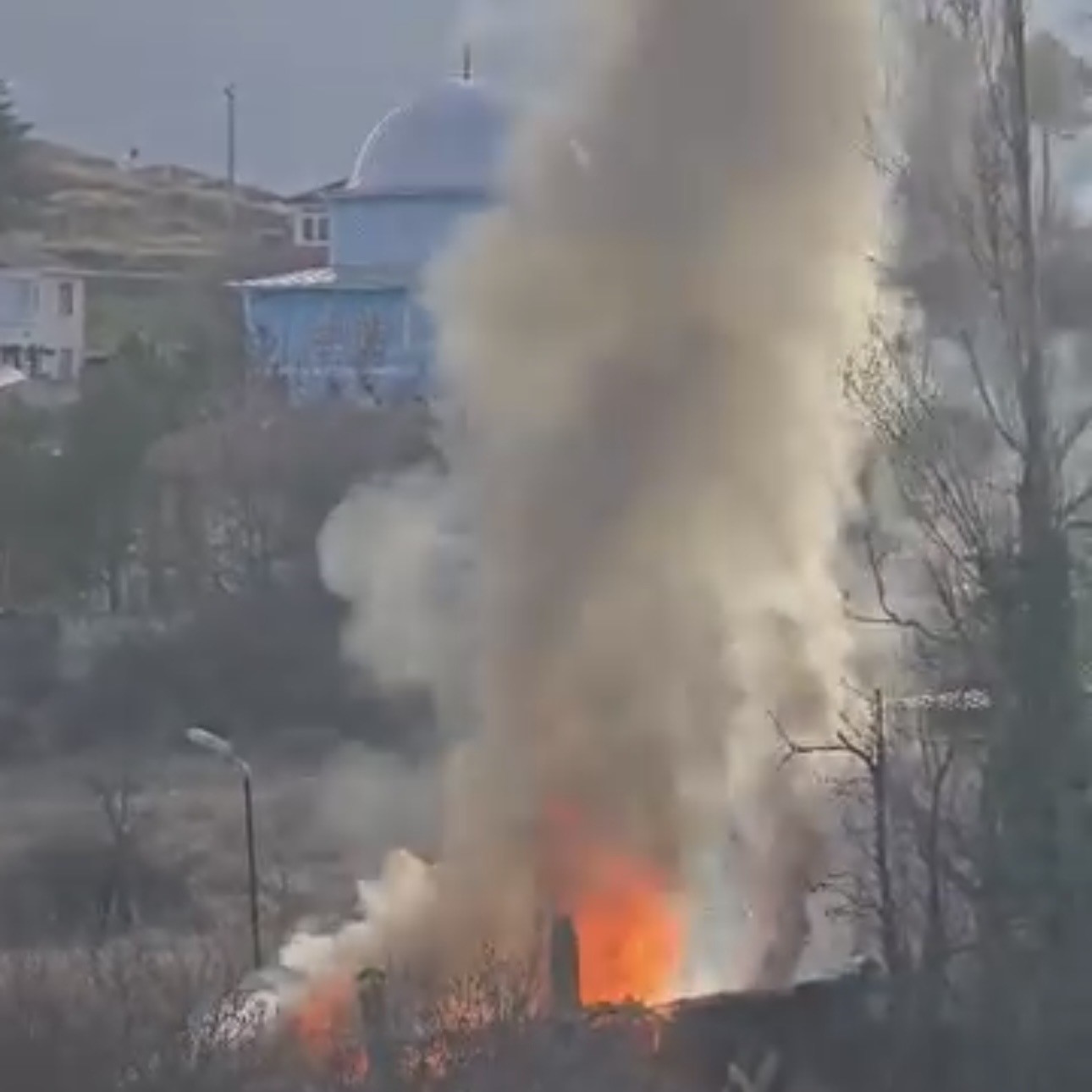 Alevlere teslim olan kulübe küle döndü