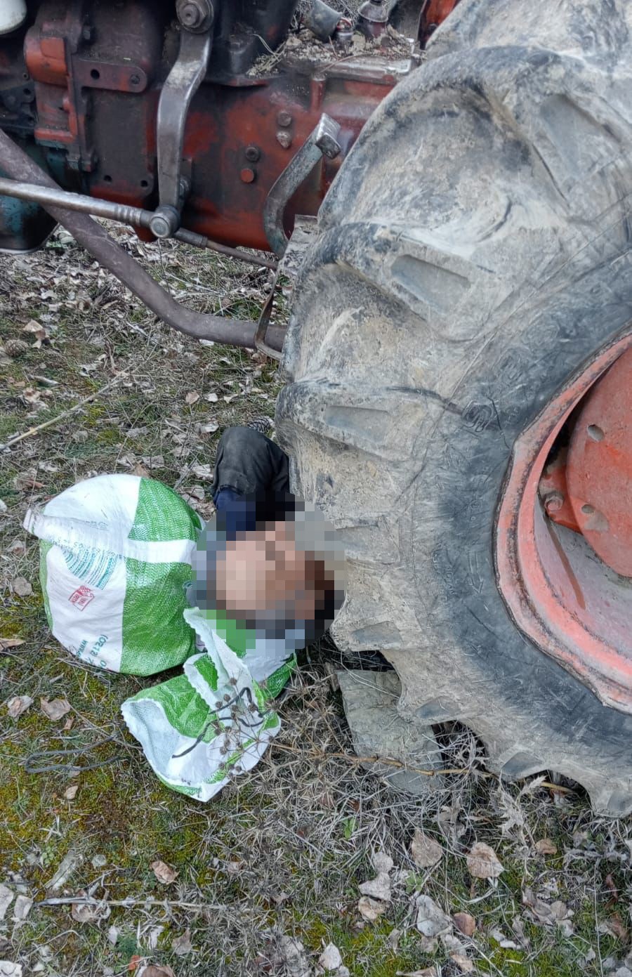 Kontrol etmek istediği traktörünün altında kalan yaşlı adam yaralandı