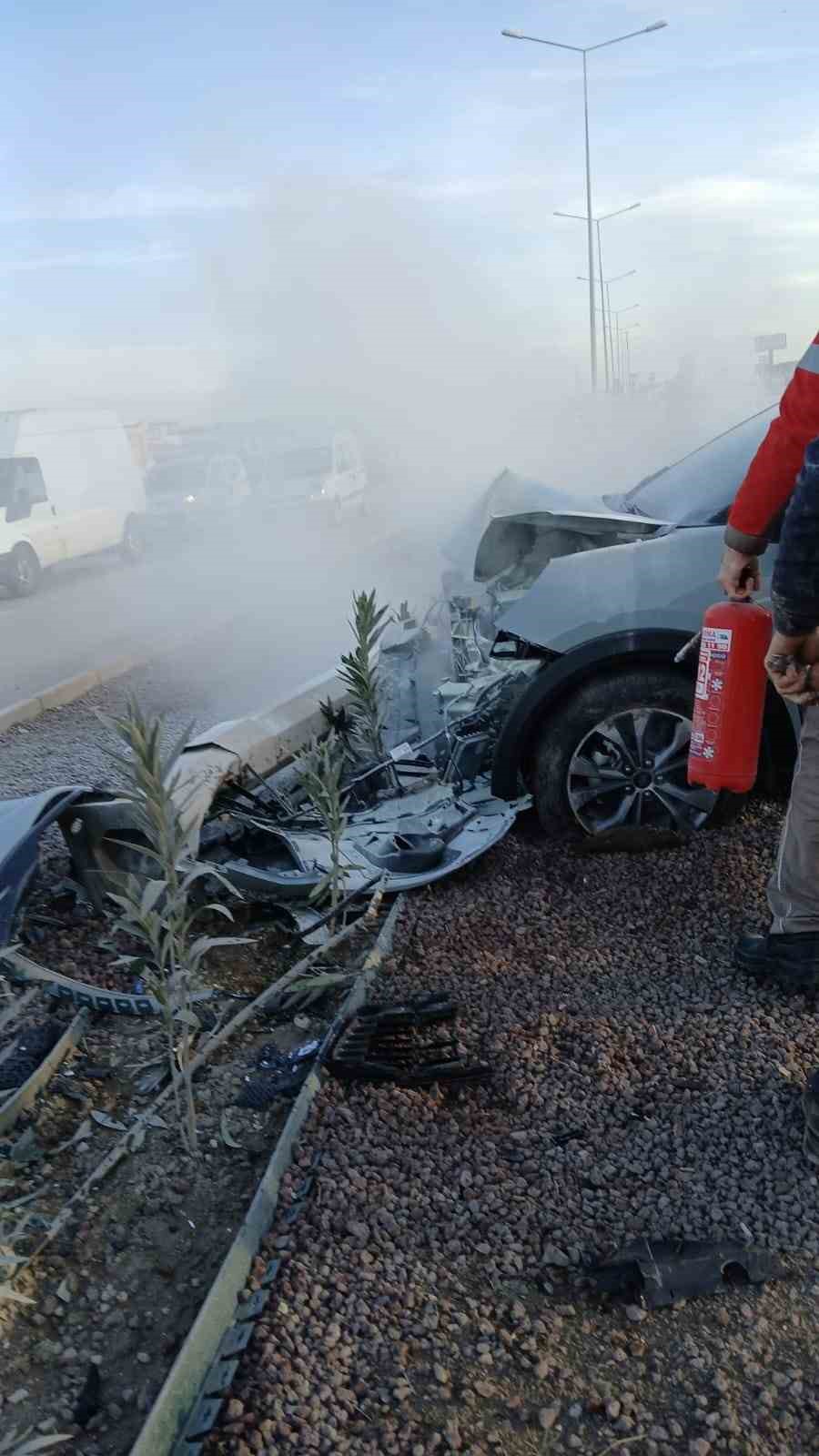 Hurdaya dönen araçtan yaralı kurtuldu
