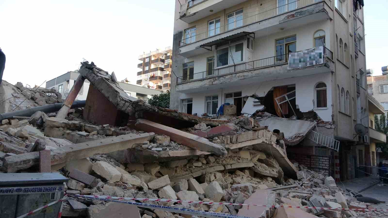 Bina yıkımı sırasında bitişik bina zarar gördü, facia ucuz atlatıldı