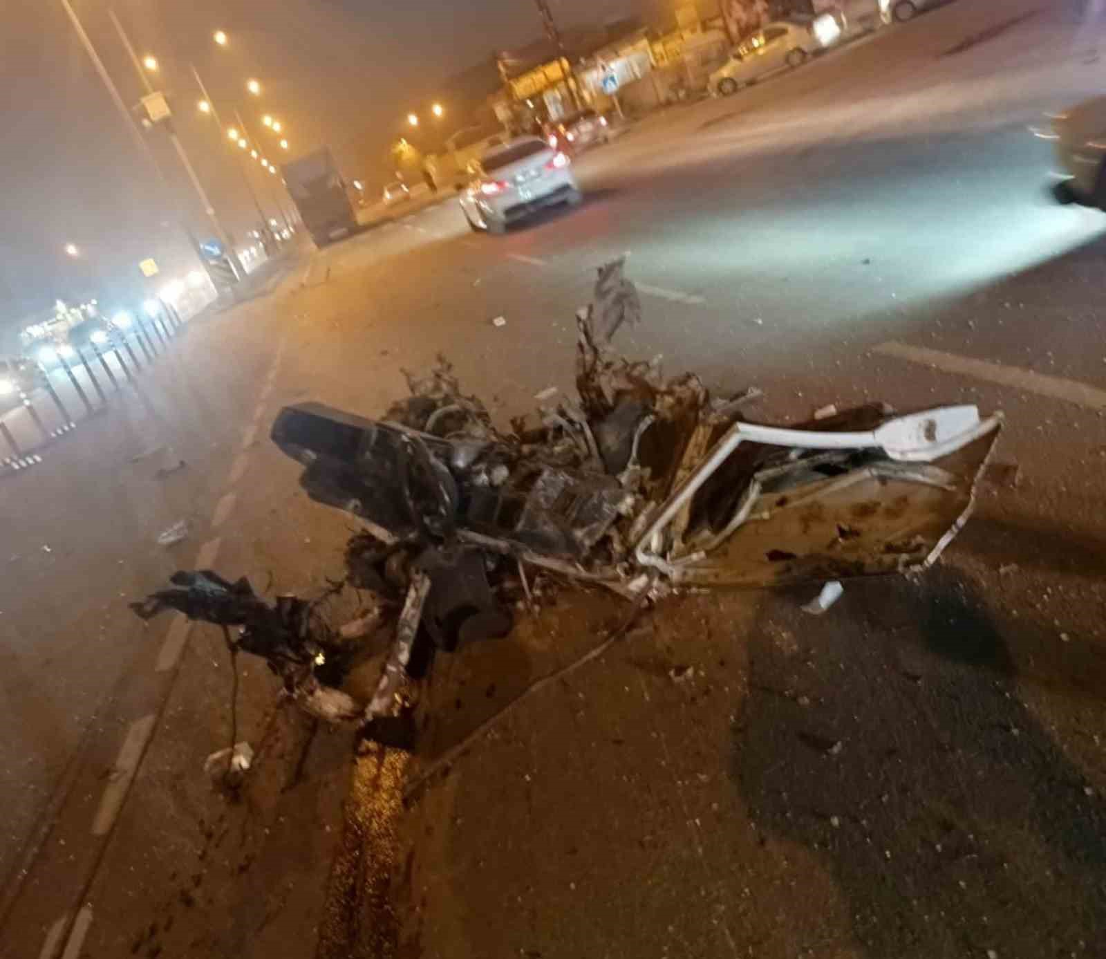 Tırla çarpışan Tofaş ikiye bölündü