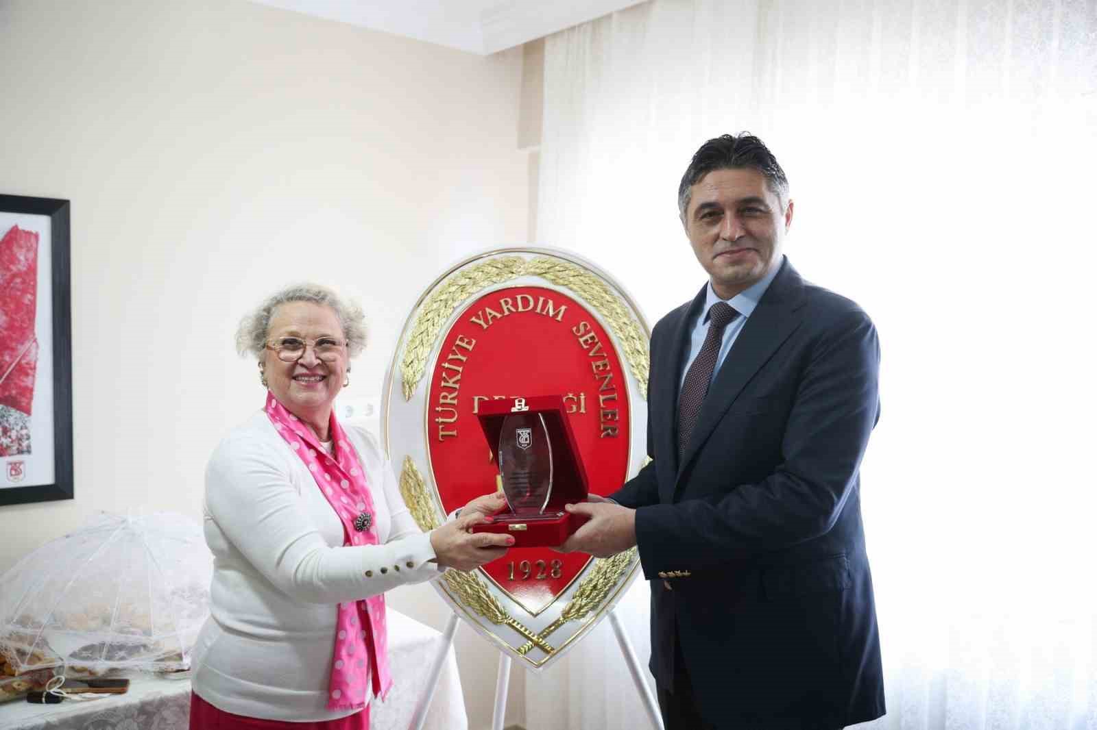 Aliağa Belediye Başkanı Serkan Acar’a desteklerinden dolayı plaket