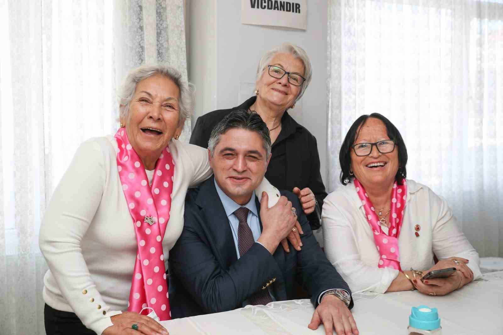 Aliağa Belediye Başkanı Serkan Acar’a desteklerinden dolayı plaket