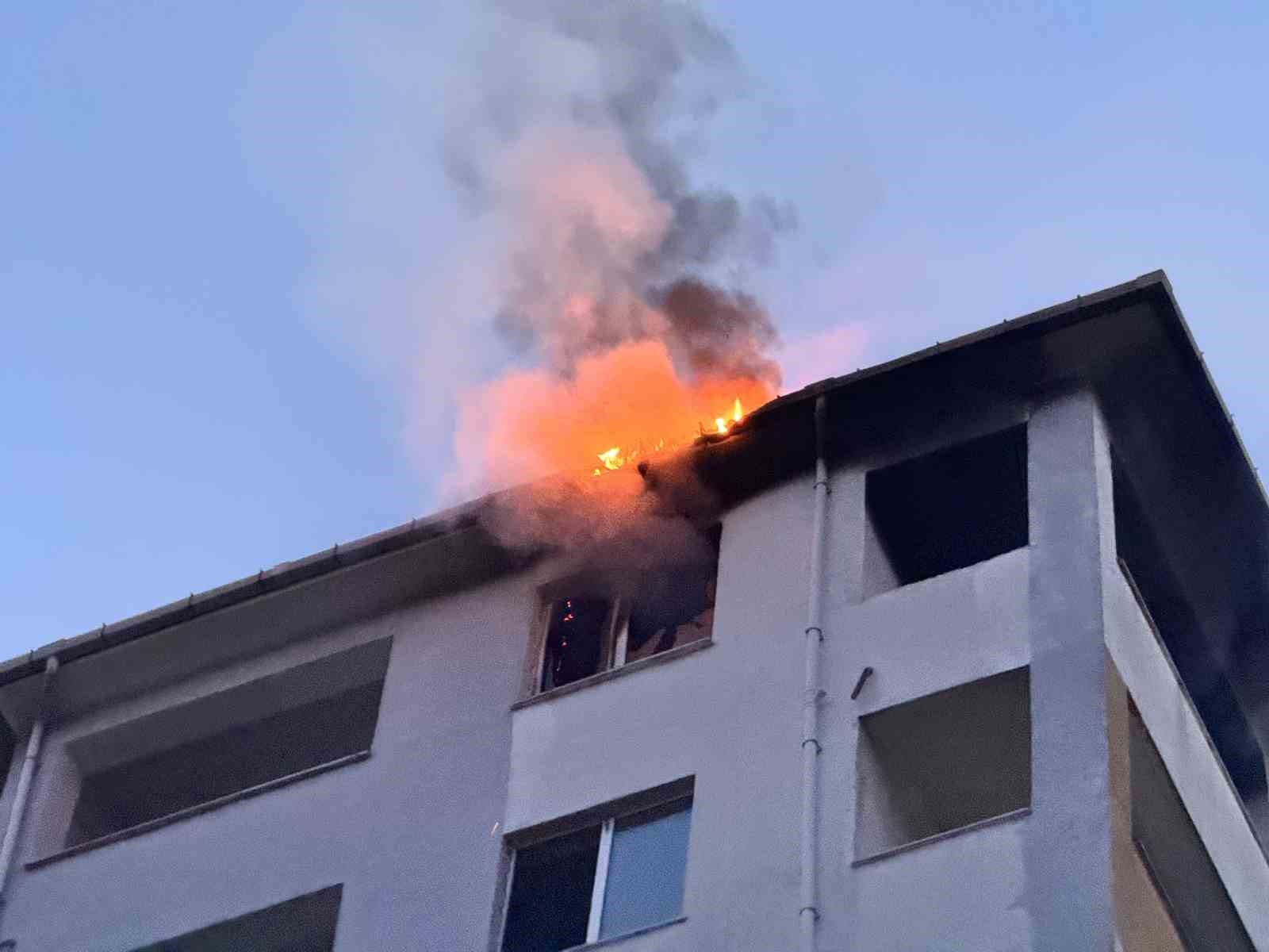 Edirne’de dairede çıkan yangın çatıya sıçradı