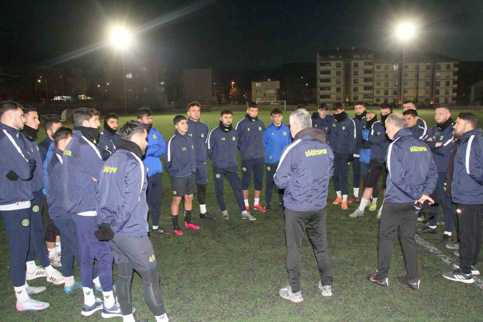 S&ouml;ğ&uuml;tspor&rsquo;da Teknik Direkt&ouml;r Savaş Akg&uuml;n ilk antrenmanına &ccedil;ıktı
