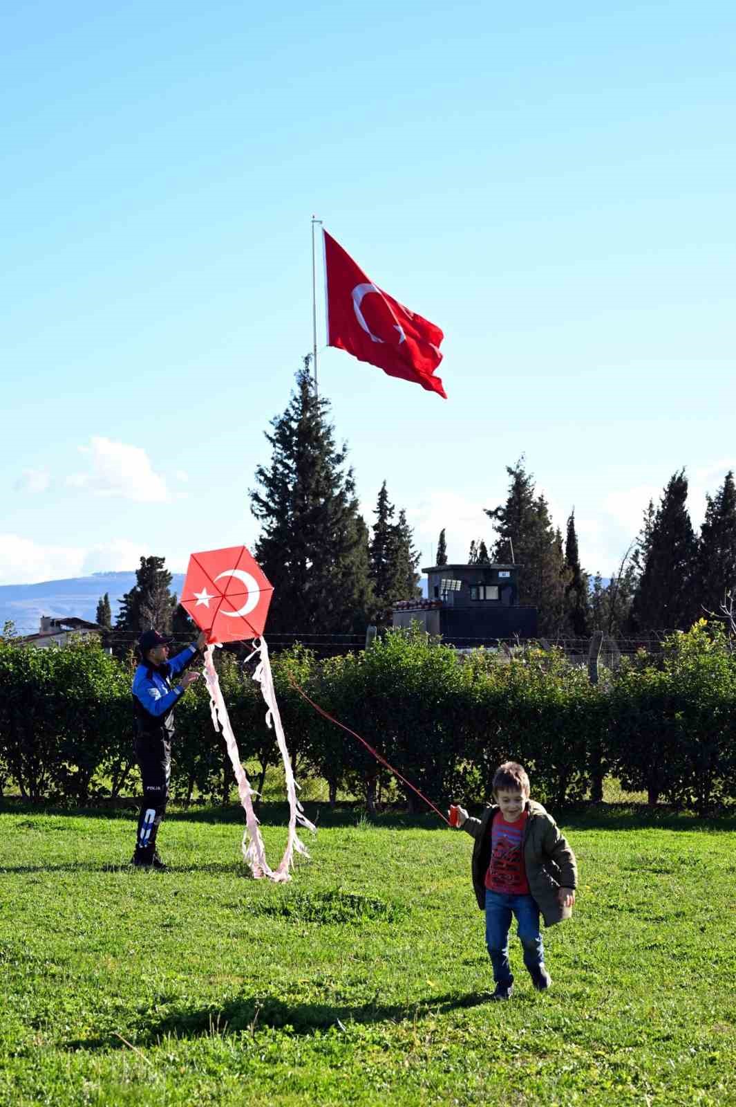 Emniyet ekipleri çocuklarla uçurtma festivalinde buluştu