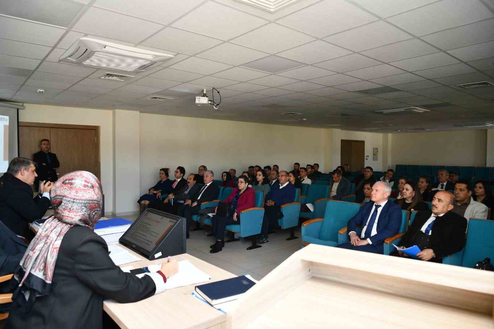 N&uuml;fus M&uuml;d&uuml;rlerine "Hizmet Kalitesini Y&uuml;kseltme" eğitimi verildi
