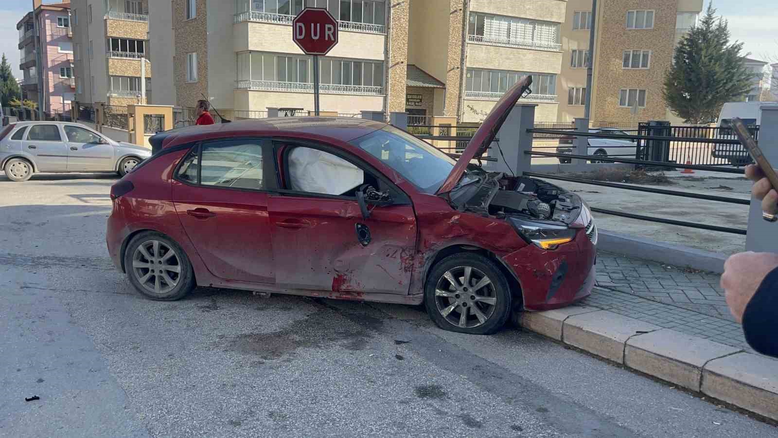 İki aracın hurdaya d&ouml;nd&uuml;ğ&uuml; kaza kameraya yansıdı
