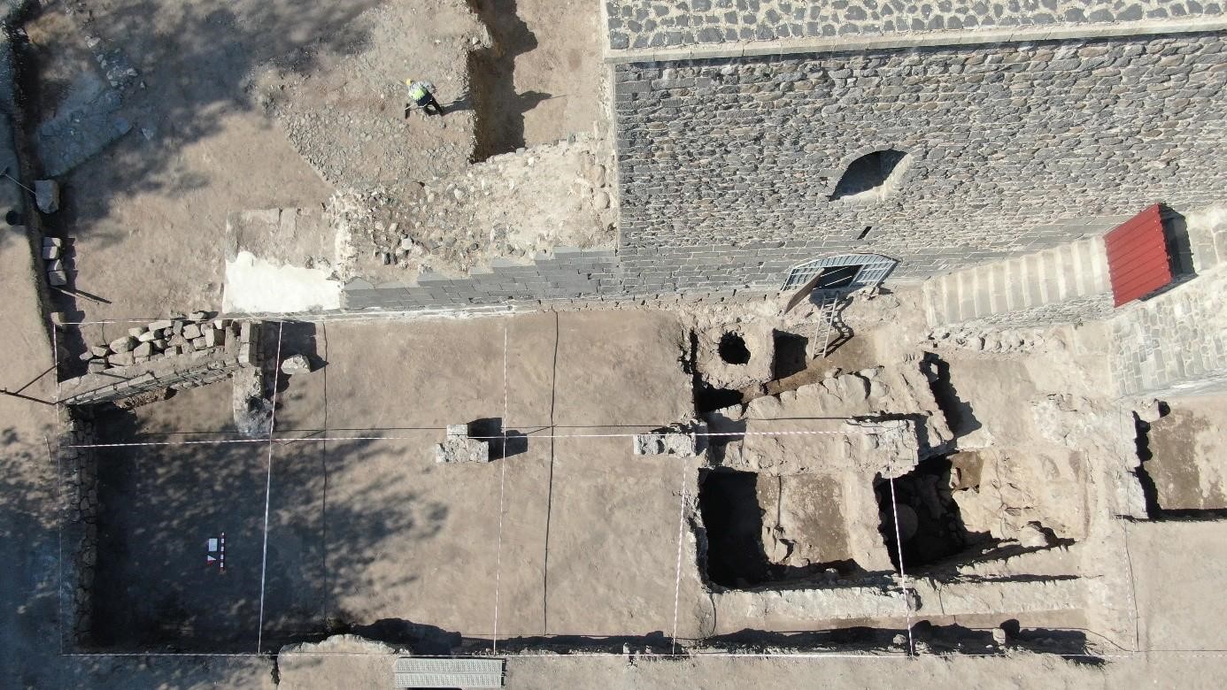 Bir asırdır toprak altında olan Diyarbakır surlarının 1.35 metresi gün yüzüne çıkartıldı