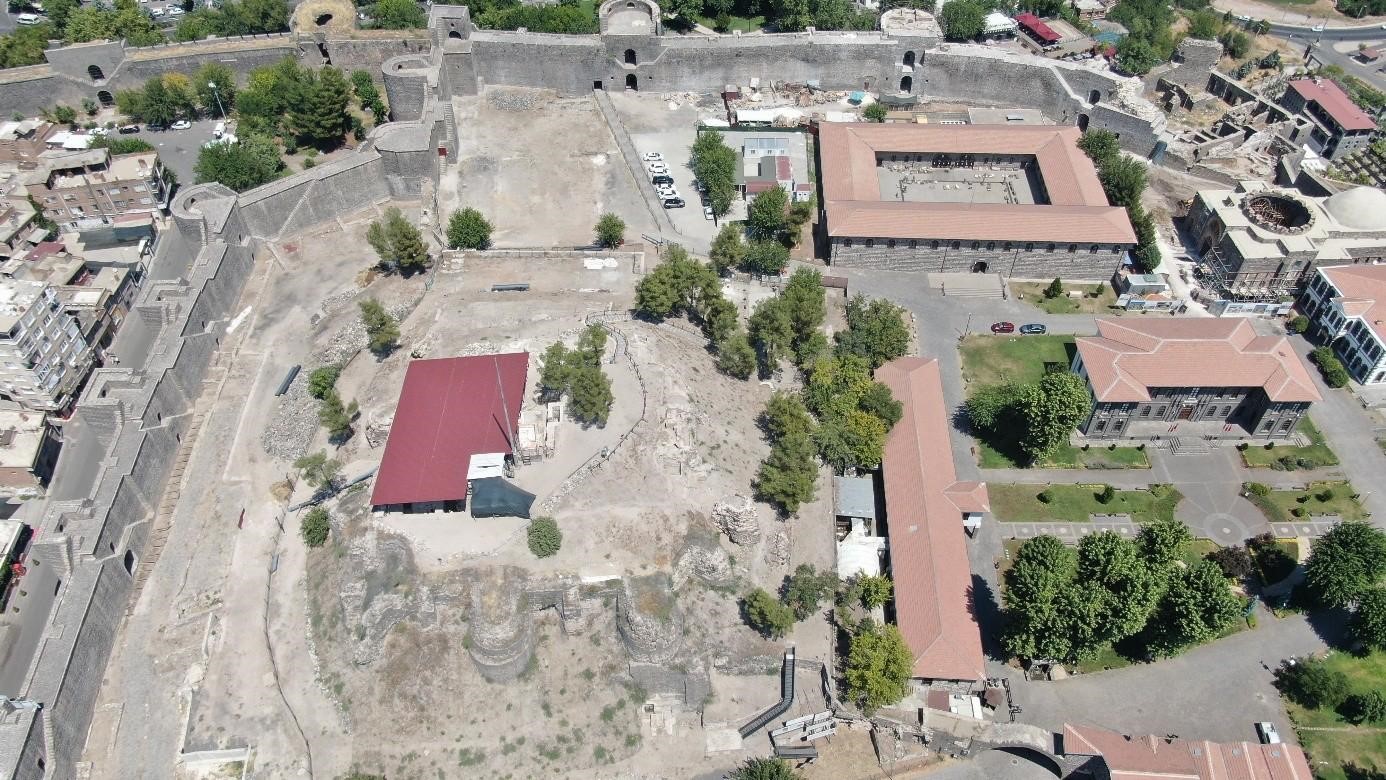 Bir asırdır toprak altında olan Diyarbakır surlarının 1.35 metresi g&uuml;n y&uuml;z&uuml;ne &ccedil;ıkartıldı
