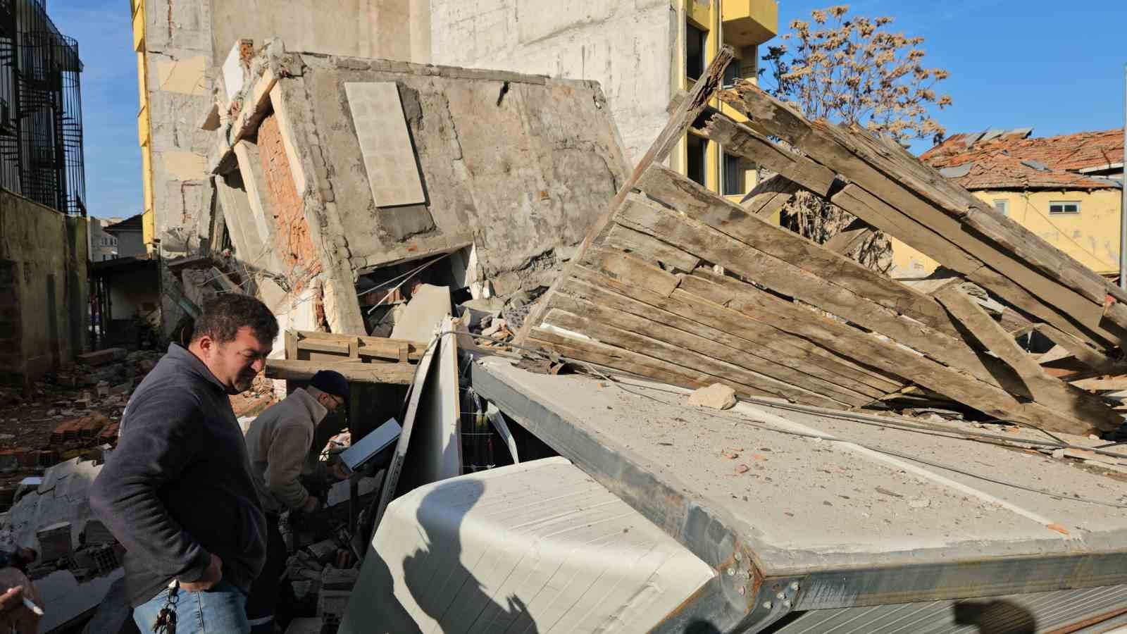 Yıkım sırasında enkaz altında kalmaktan saniyelerle kurtuldular