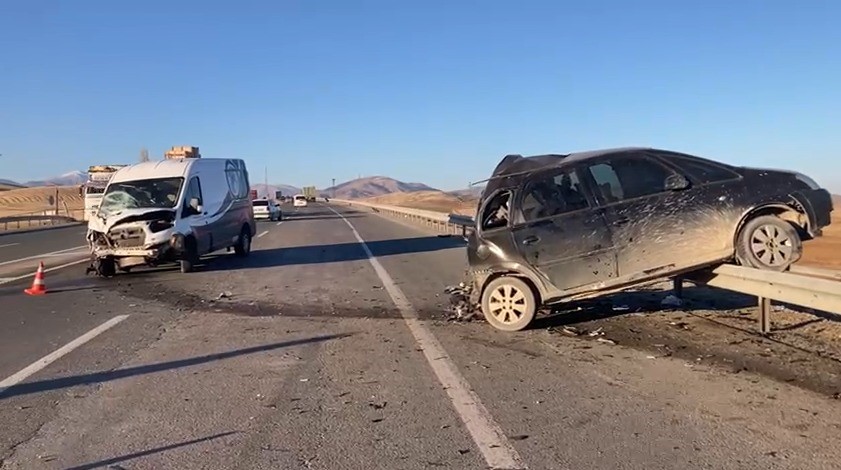 Malatya’da minibüs ile otomobil çarpıştı: 1’i ağır 3 yaralı