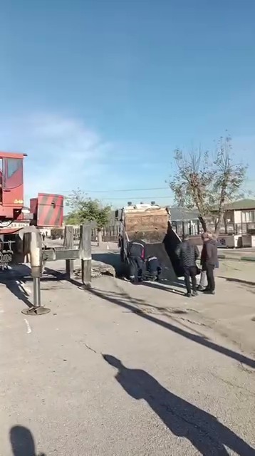 Okul bahçesinde çökme sonucu çukura düşen kamyon vinçle çıkarıldı