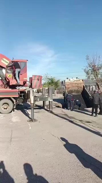 Okul bah&ccedil;esinde &ccedil;&ouml;kme sonucu &ccedil;ukura d&uuml;şen kamyon vin&ccedil;le &ccedil;ıkarıldı
