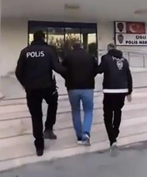 İzmir&rsquo;de siber operasyonu: 4 firari dolandırıcı yakalandı
