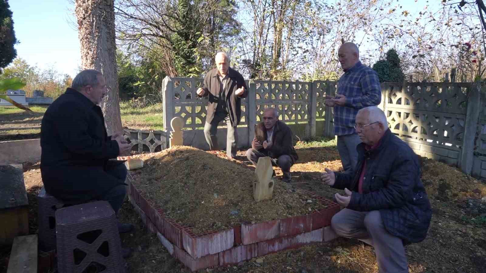 Köpeğin vefası: Sahibinin mezarından ayrılmayan köpek duygulandırdı