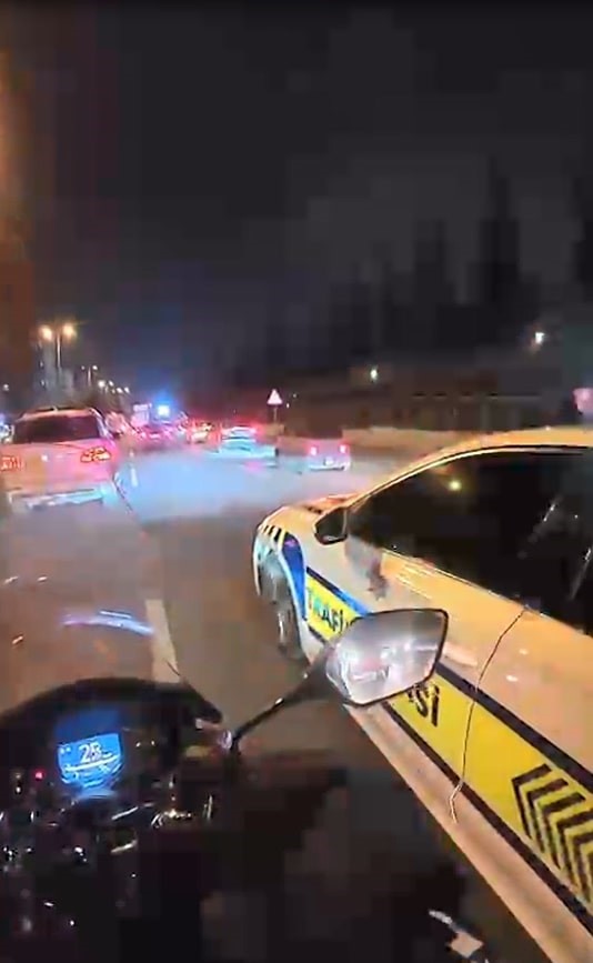 Trafikte kalan ambulansa motosikletli kurye yardımıyla yol açıldı