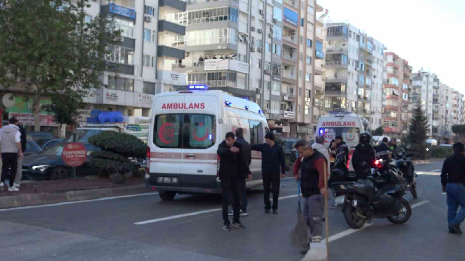 Kavşak sisteminde çarpışan iki motosikletin sürücüleri yaralandı