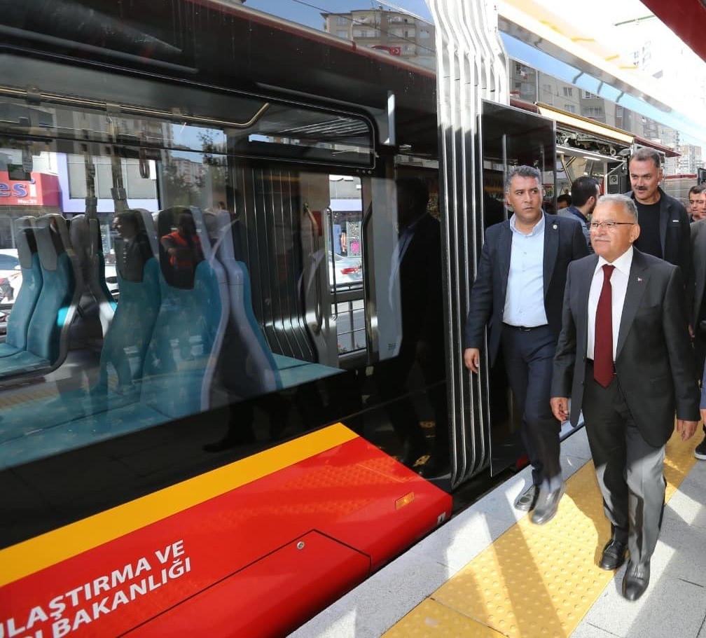Başkan Büyükkılıç’tan 1 yılda 90 saat ücretsiz tramvay hizmeti