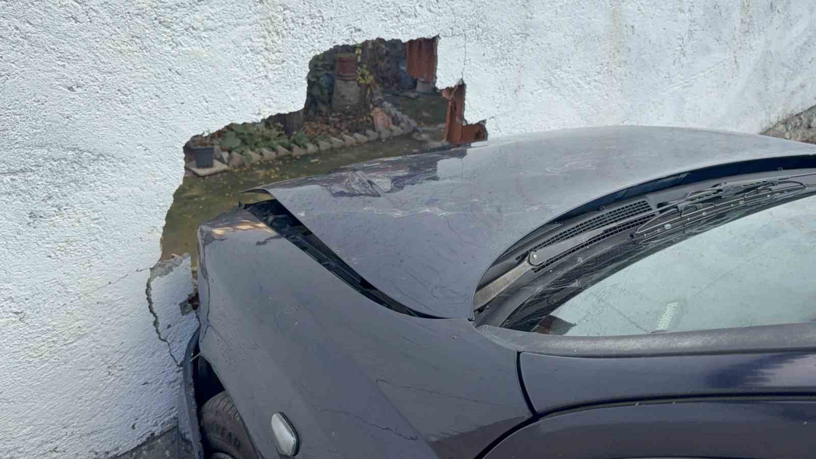 Husumetlisinin park halindeki aracına zarar verdi
