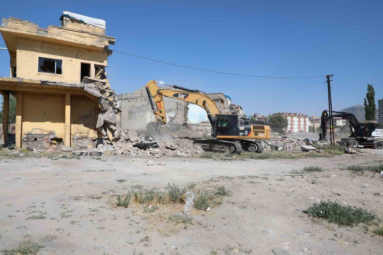 Melikgazi Belediyesi il&ccedil;edeki metruk yapıların yıkımına devam ediyor
