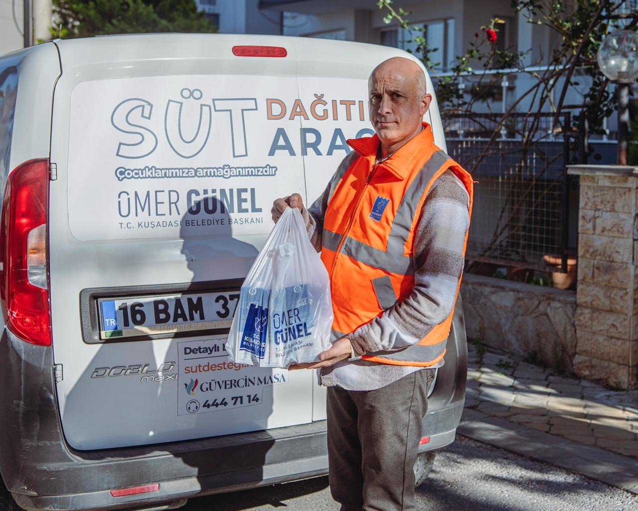 Kuşadası Belediyesi s&uuml;t dağıtımına devam ediyor
