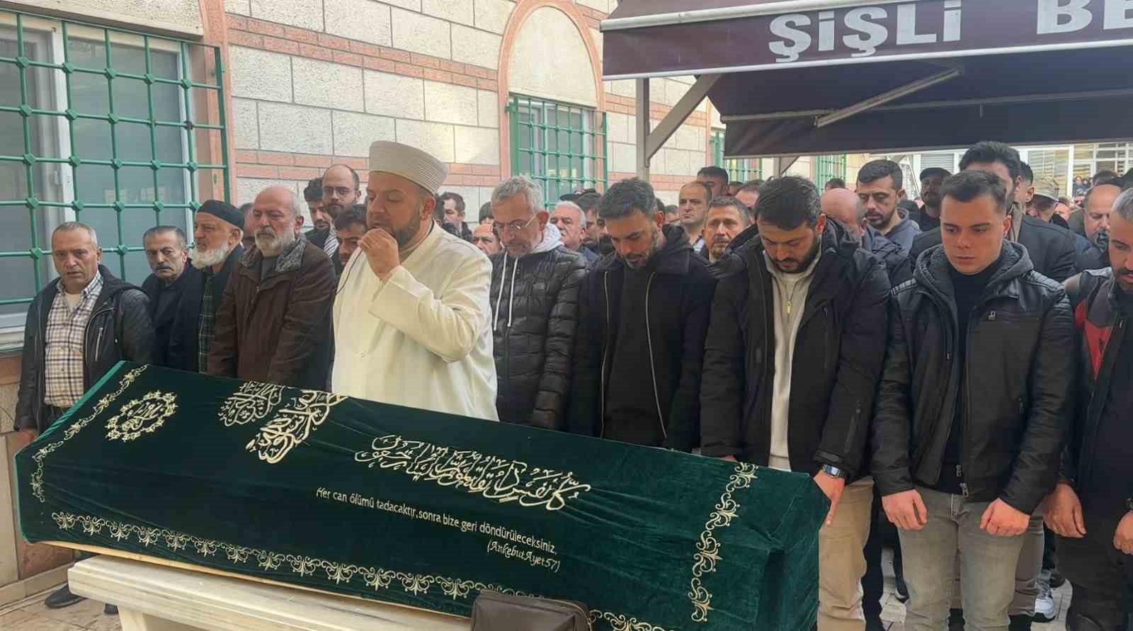 Şişli’de otomobilin kaldırıma çıkarak yayaların arasına daldığı kazada ölen kişi son yolculuğuna uğurlandı