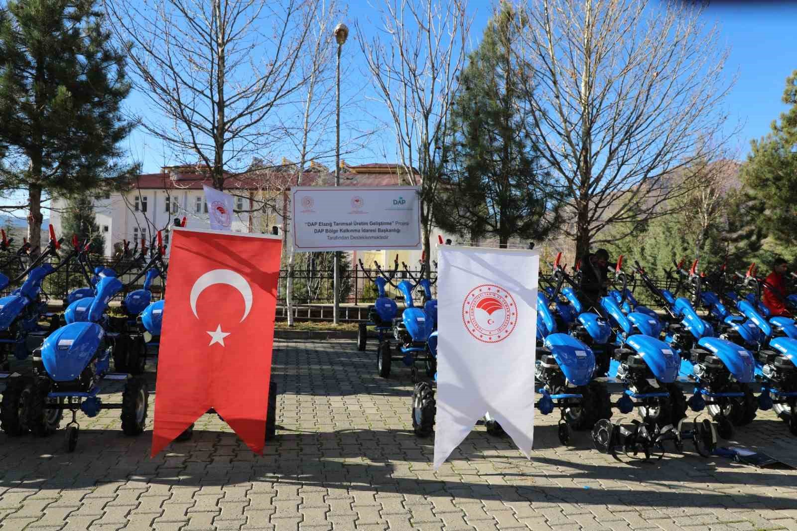 Elazığ’da çiftçilere çapa makinesi dağıtıldı