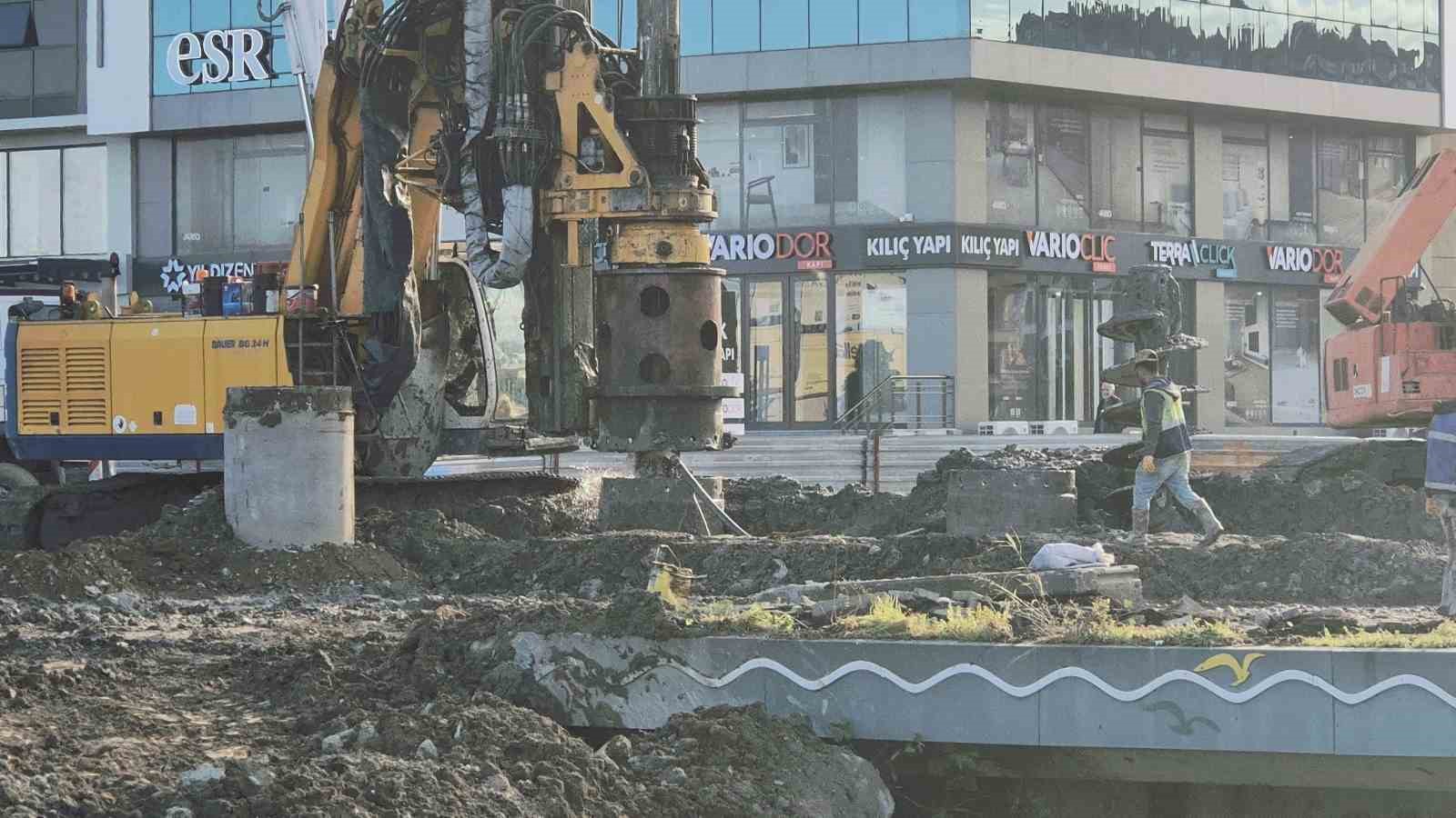 Korozyona uğrayan k&ouml;pr&uuml; yıkılıyor
