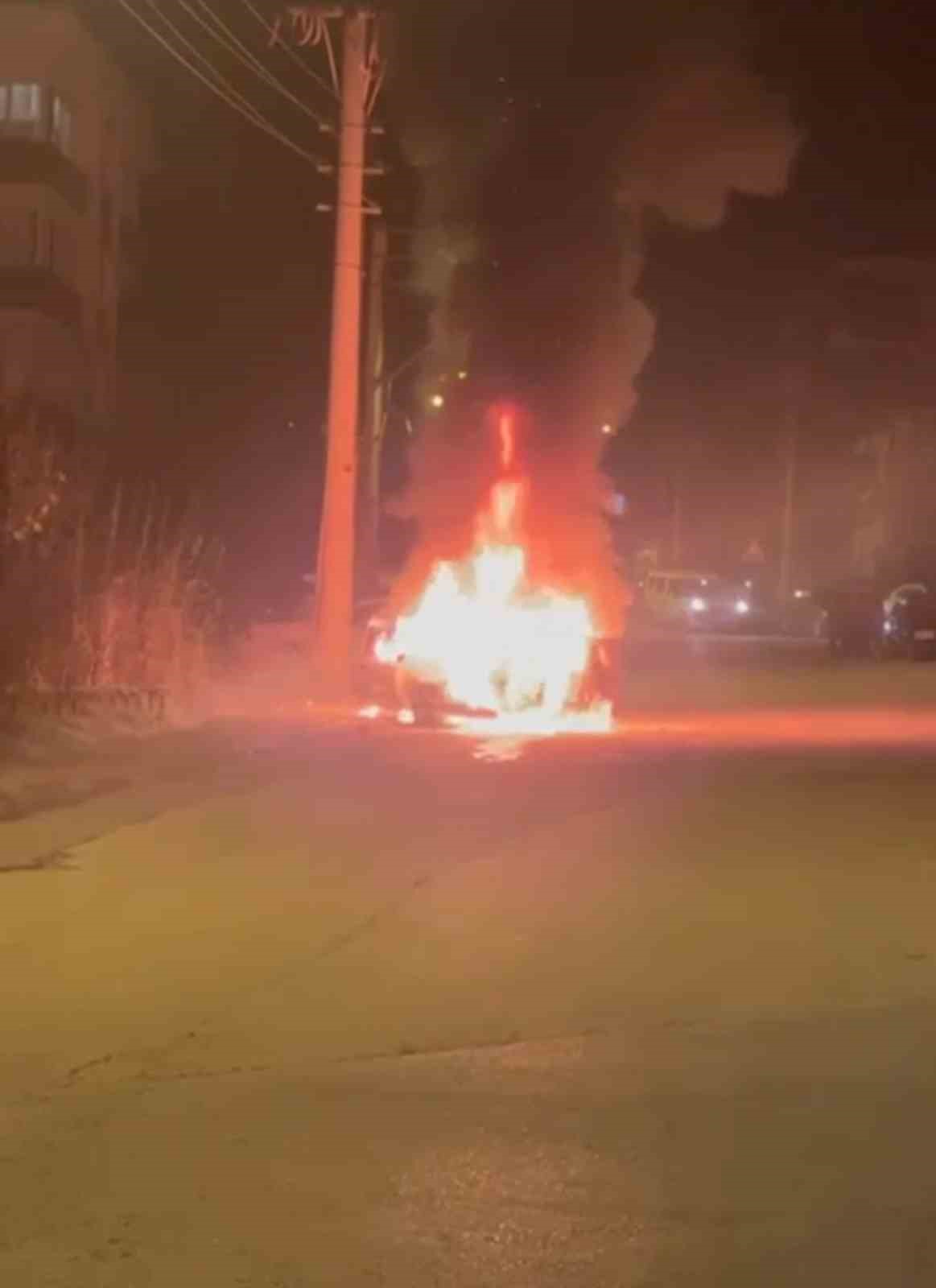 Park halindeki otomobil alev topuna d&ouml;nd&uuml;
