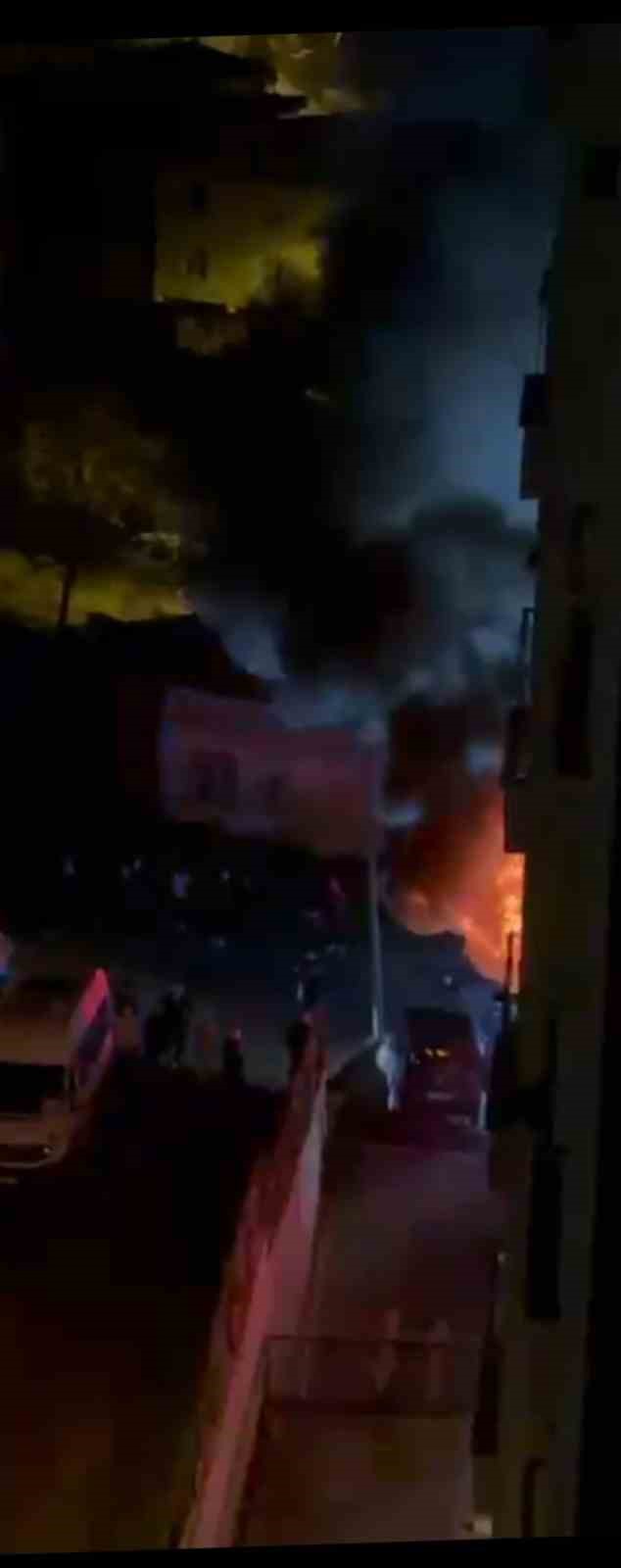 Pendik&rsquo;te bir binanın 3&rsquo;&uuml;nc&uuml; katı alevlere teslim oldu
