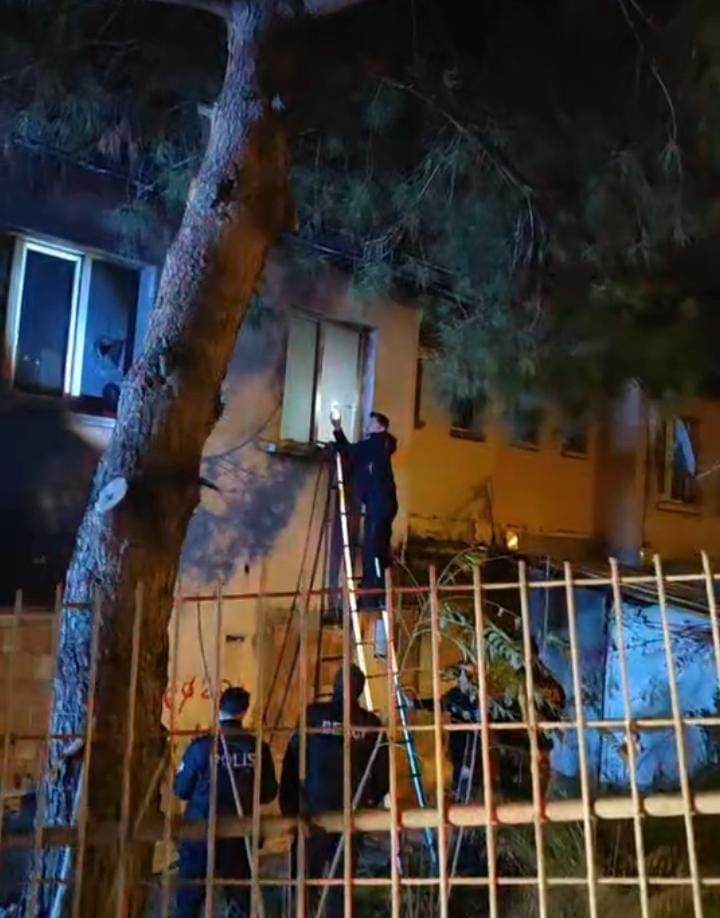 Bursa’da korkutan yangın: İtfaiye ekipleri camı kırıp içeri girdi