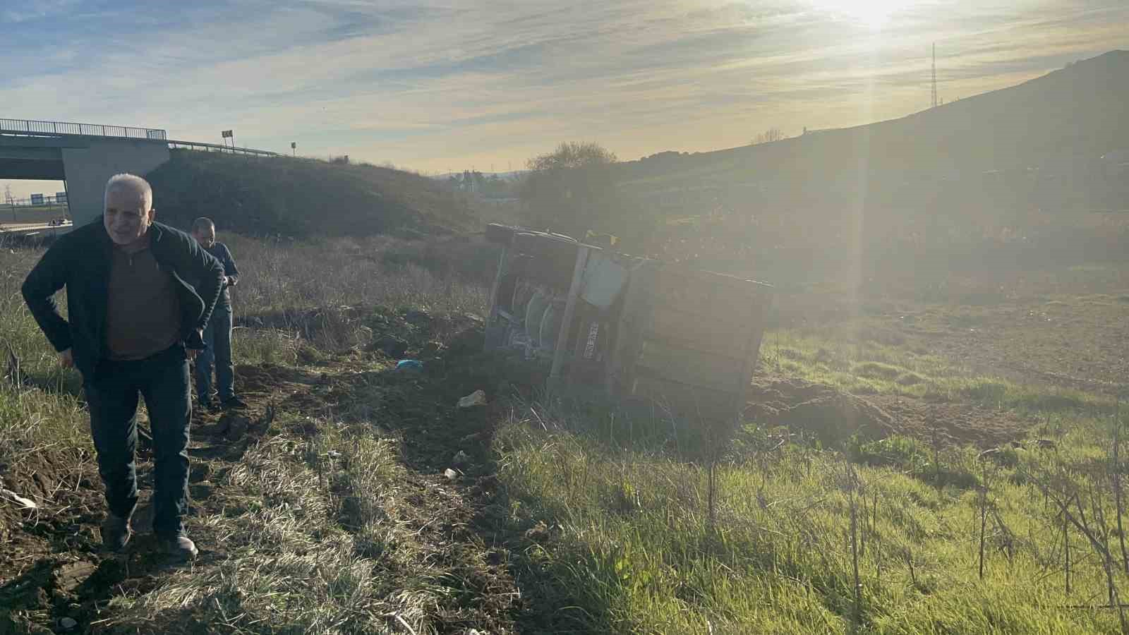 Kamyonun metrelerce s&uuml;r&uuml;klendiği kazadan emniyet kemeri sayesinde yara almadan kurtuldu
