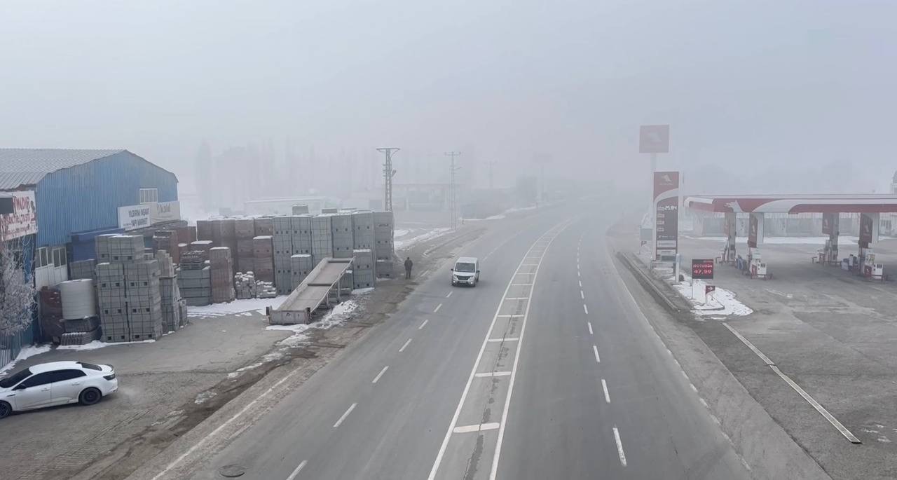 Araçlarını soğuktan korumak için battaniyelerle örtüyorlar