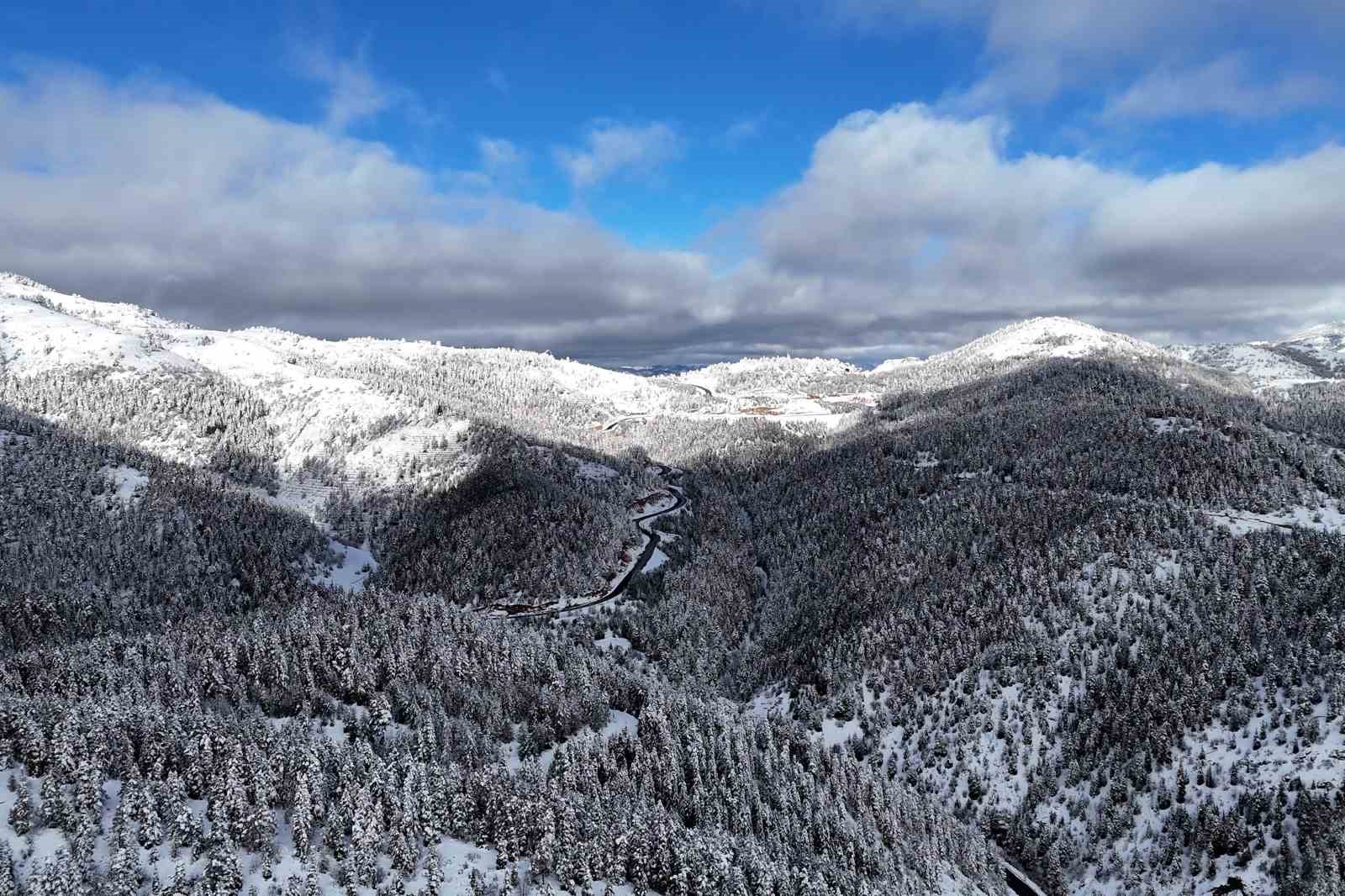 S&uuml;r&uuml;c&uuml;lerin korkulu r&uuml;yası Tersun Dağı&rsquo;nda kartpostallık g&ouml;r&uuml;nt&uuml;ler
