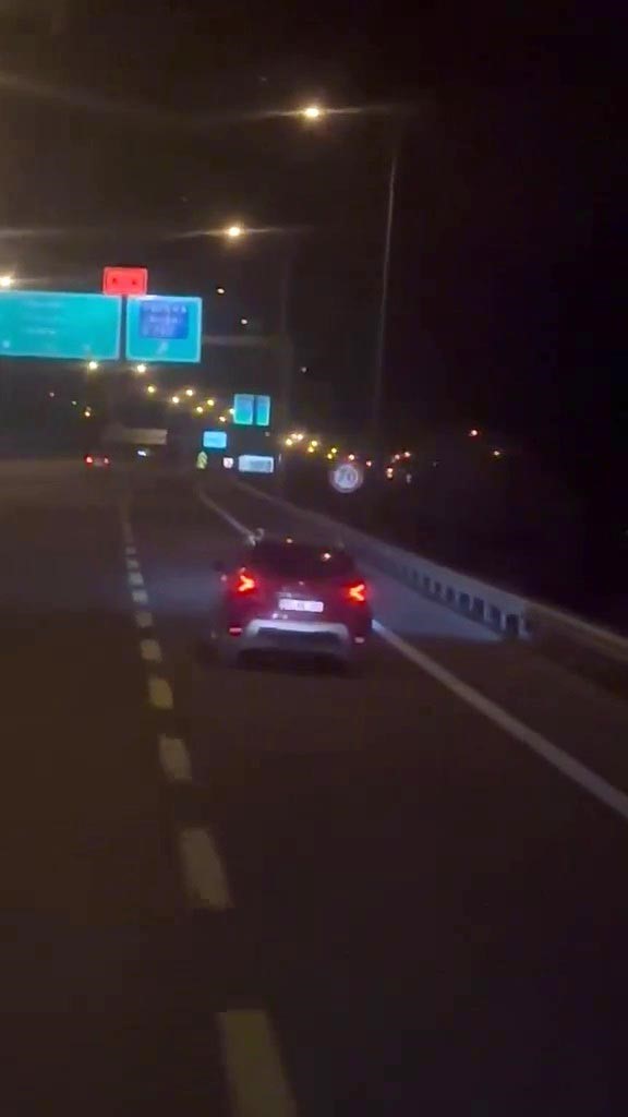 Otobanda y&uuml;rekleri ağza getiren g&ouml;r&uuml;nt&uuml;, bariyerlere vurmak &uuml;zereyken durdu
