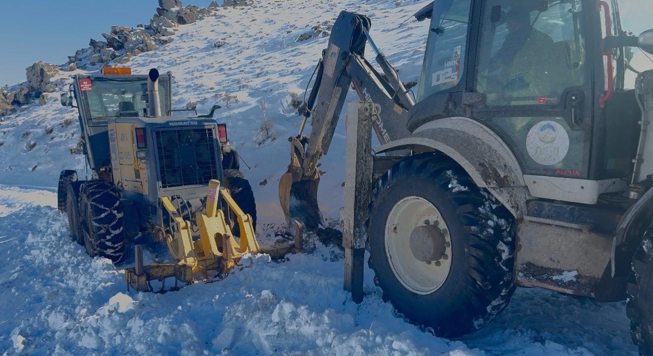 Greyder u&ccedil;urumun kenarında g&uuml;&ccedil;l&uuml;kle durabildi
