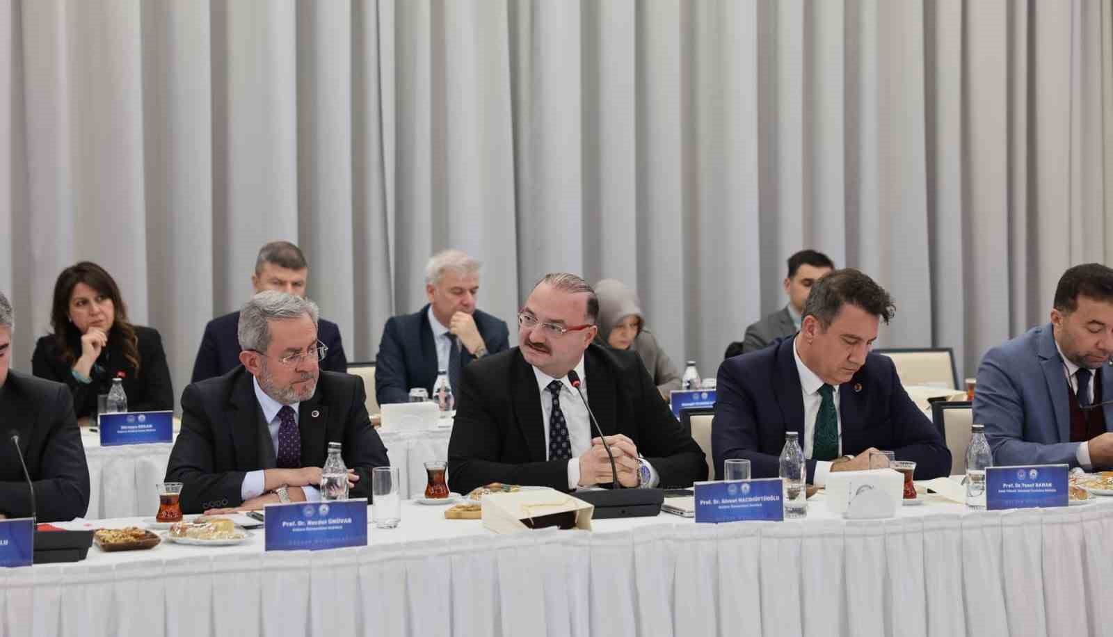 Bilim Kurulu toplantısı Rekt&ouml;r Hacım&uuml;ft&uuml;oğlu&rsquo;nun katılımıyla ger&ccedil;ekleştirildi; Bilim temelli sosyal politikalar vurgusu
