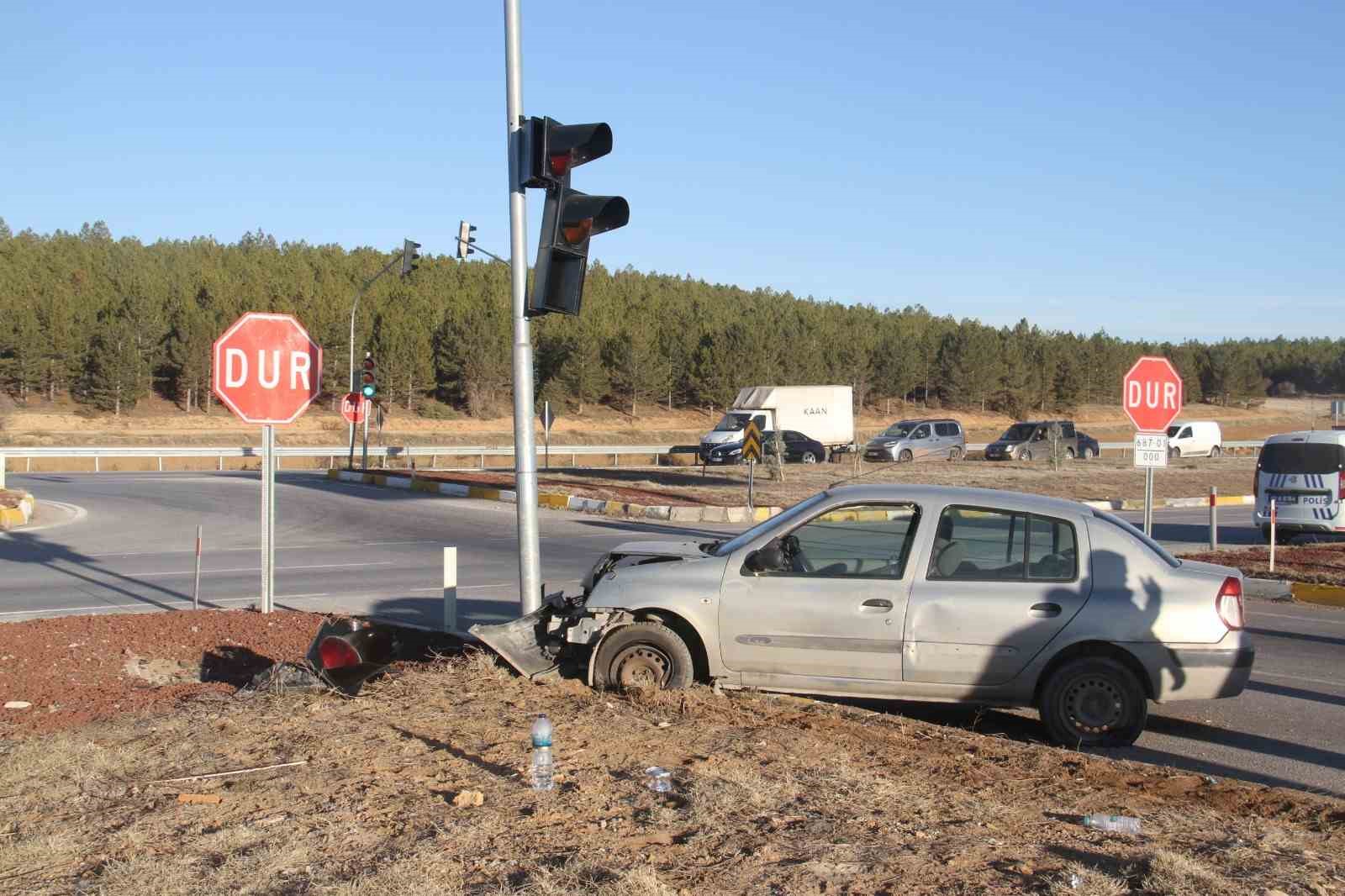 Otomobil trafik ışığı direğine &ccedil;arptı: 2 yaralı
