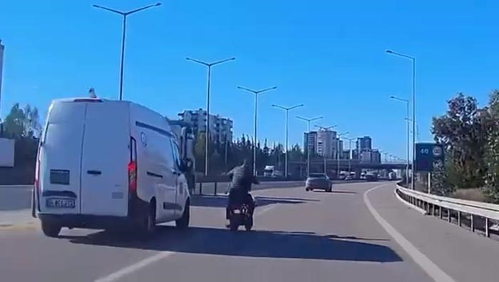 Otoyolda bisikletli tehlikesi: Kazaya ramak kaldı
