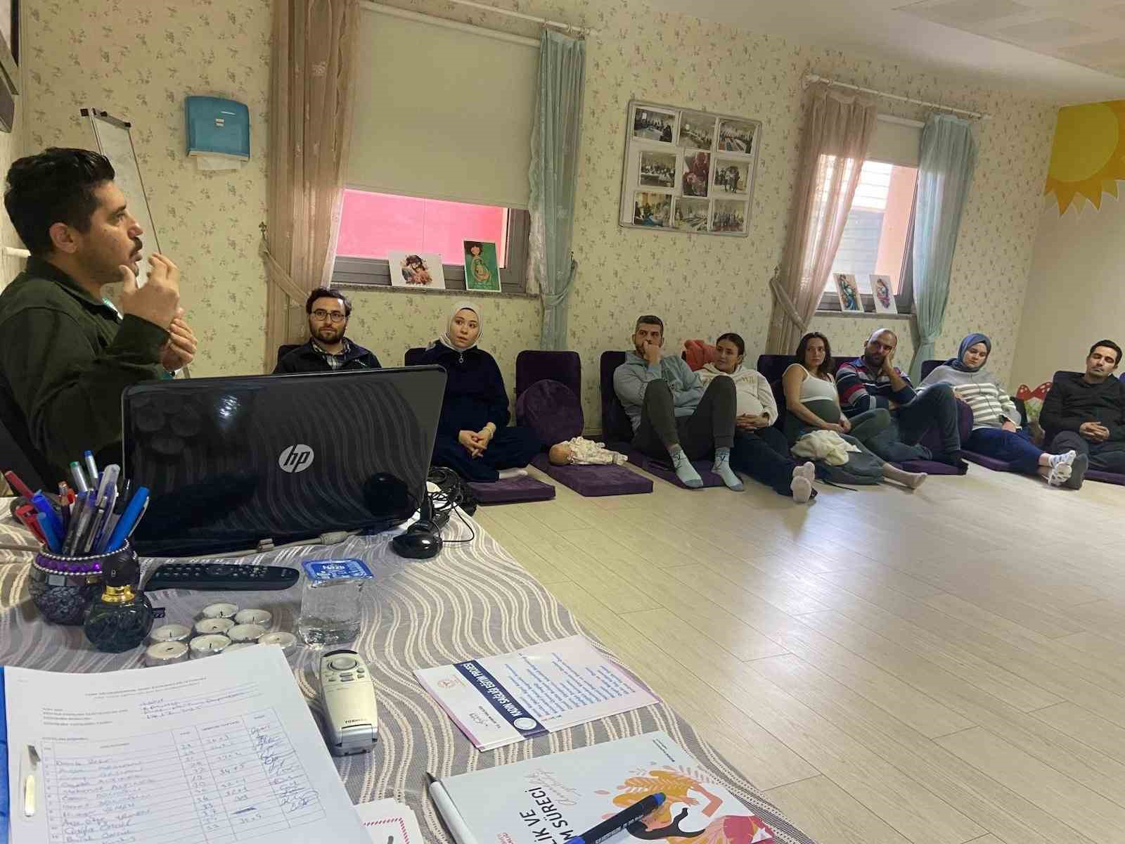 Gebe Okulu&rsquo;nu tamamlayan anne adaylarına katılım belgesi
