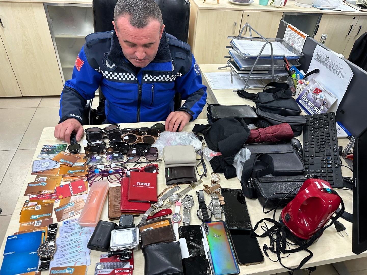 Kocaeli’de kayıp eşyalar "Alo 153" ile sahiplerini bekliyor